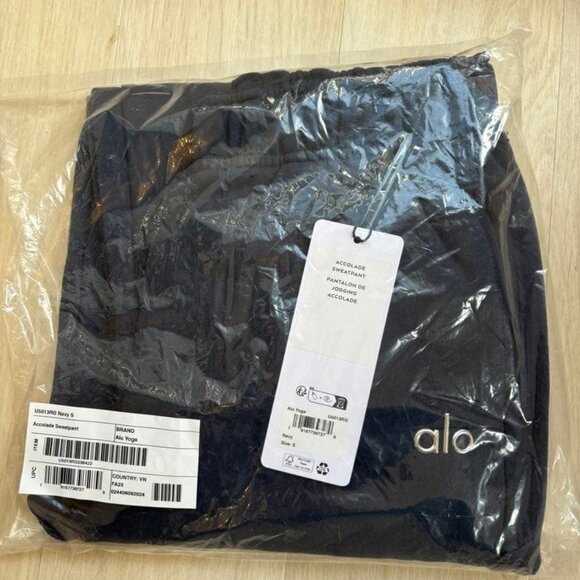 Alo Yoga Accolade Crew Neck Pullover and Sweatpant Set Balack Size S - Picture 2 of 3